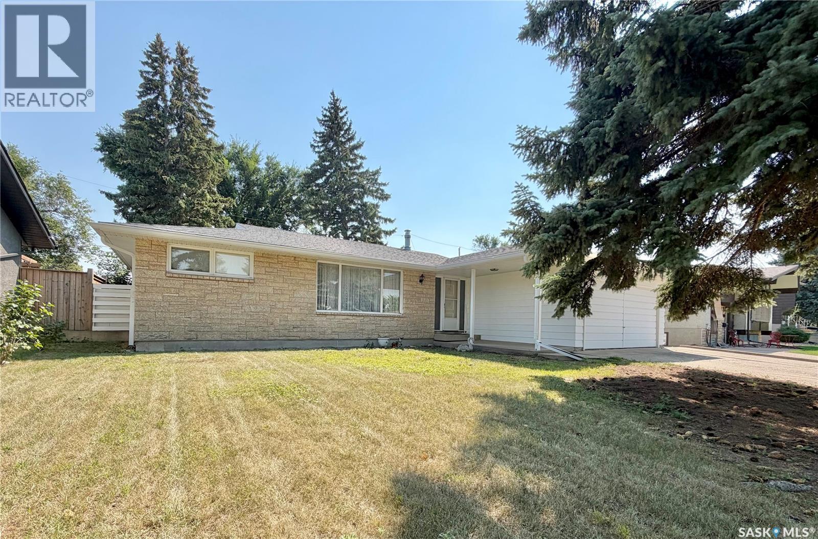1247 Gordon Road, Moose Jaw, SK - Outdoor