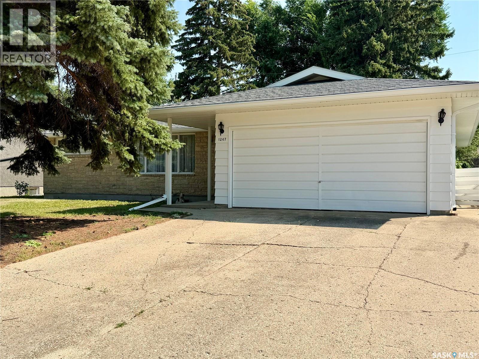 1247 Gordon Road, Moose Jaw, SK - Outdoor
