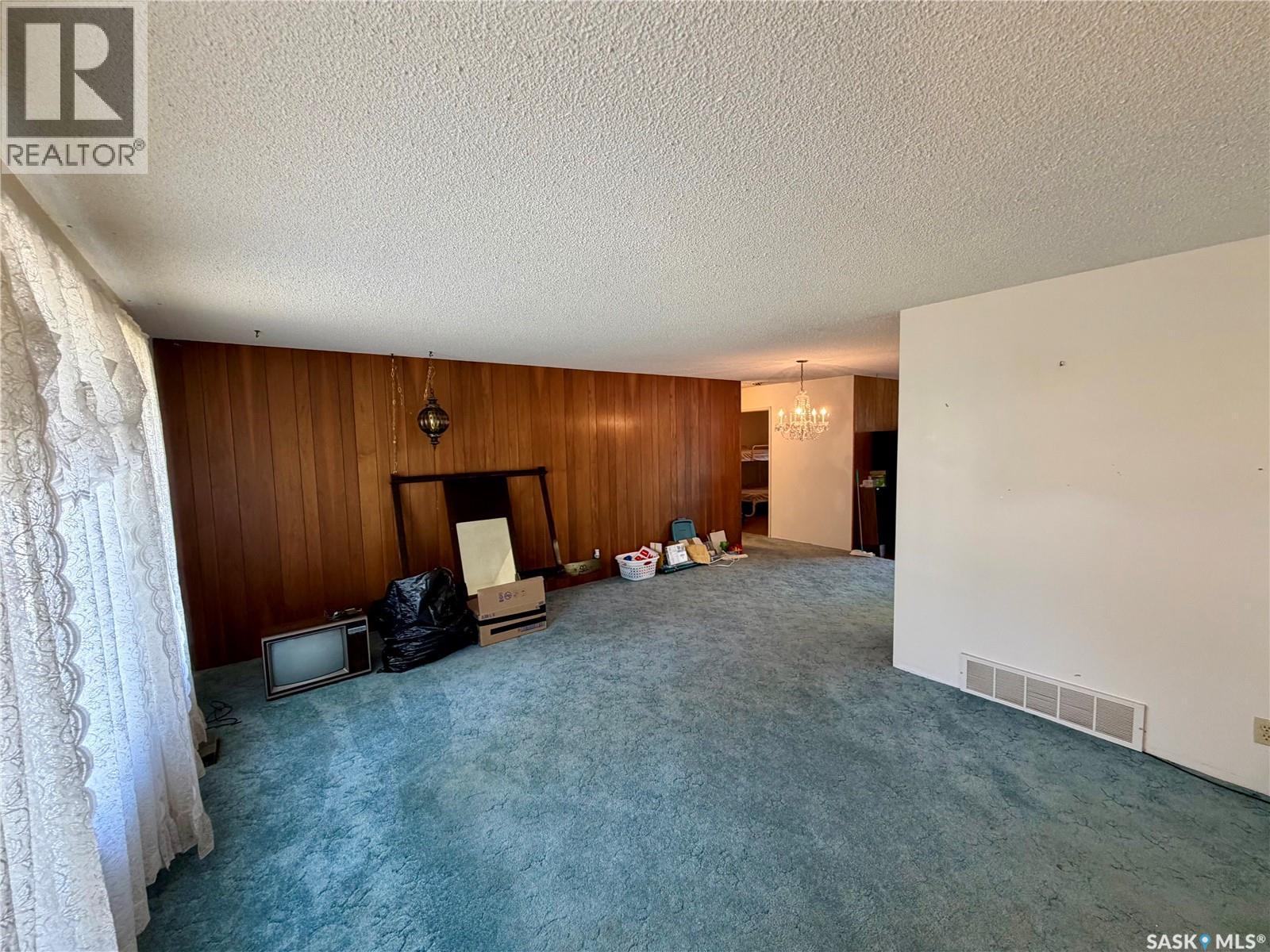 1247 Gordon Road, Moose Jaw, SK - Indoor Photo Showing Other Room