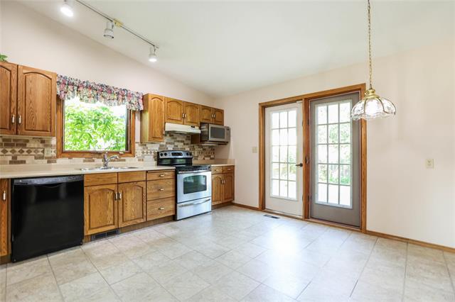43 Calder Bay, Winnipeg, MB - Indoor Photo Showing Kitchen