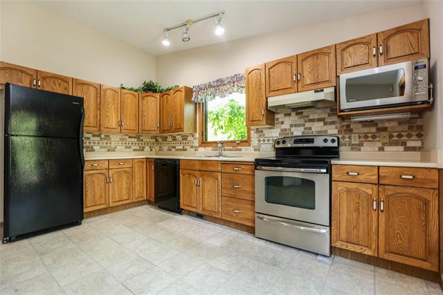 43 Calder Bay, Winnipeg, MB - Indoor Photo Showing Kitchen