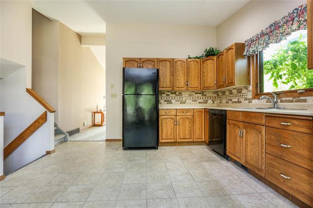 43 Calder Bay, Winnipeg, MB - Indoor Photo Showing Kitchen