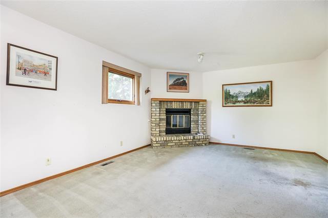 43 Calder Bay, Winnipeg, MB - Indoor Photo Showing Living Room With Fireplace