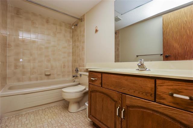 43 Calder Bay, Winnipeg, MB - Indoor Photo Showing Bathroom