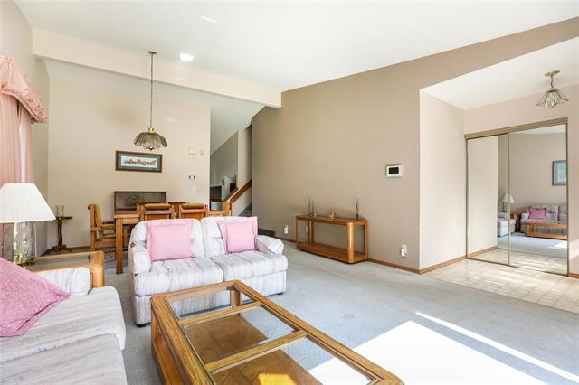 43 Calder Bay, Winnipeg, MB - Indoor Photo Showing Living Room