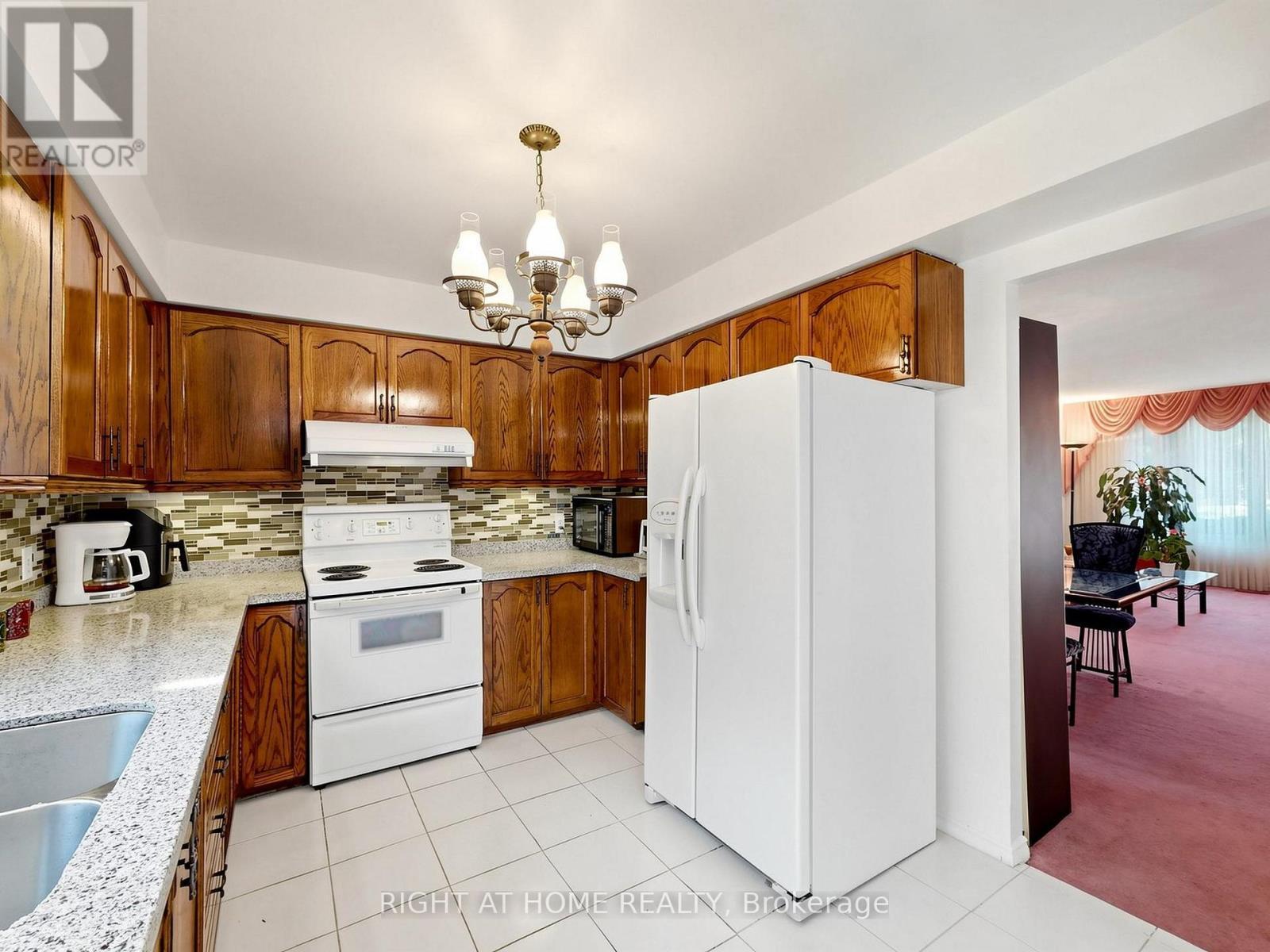 138 Strawberry Drive, Hamilton, ON - Indoor Photo Showing Kitchen With Double Sink