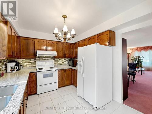 138 Strawberry Drive, Hamilton, ON - Indoor Photo Showing Kitchen With Double Sink