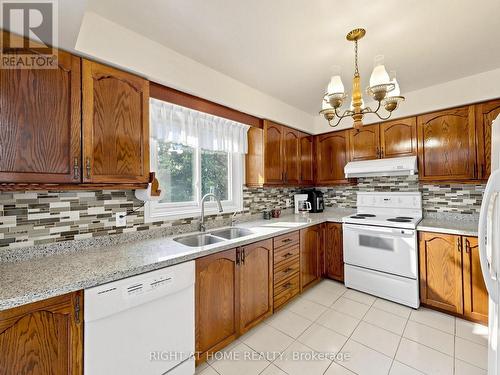 138 Strawberry Drive, Hamilton, ON - Indoor Photo Showing Kitchen With Double Sink
