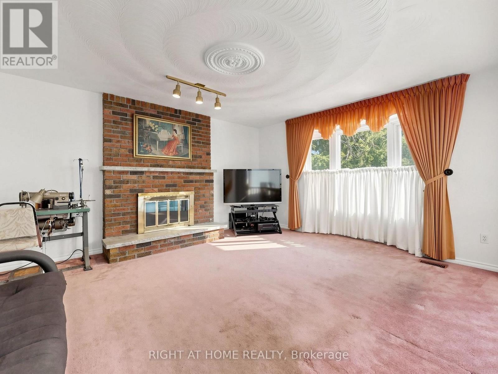138 Strawberry Drive, Hamilton, ON - Indoor Photo Showing Living Room With Fireplace