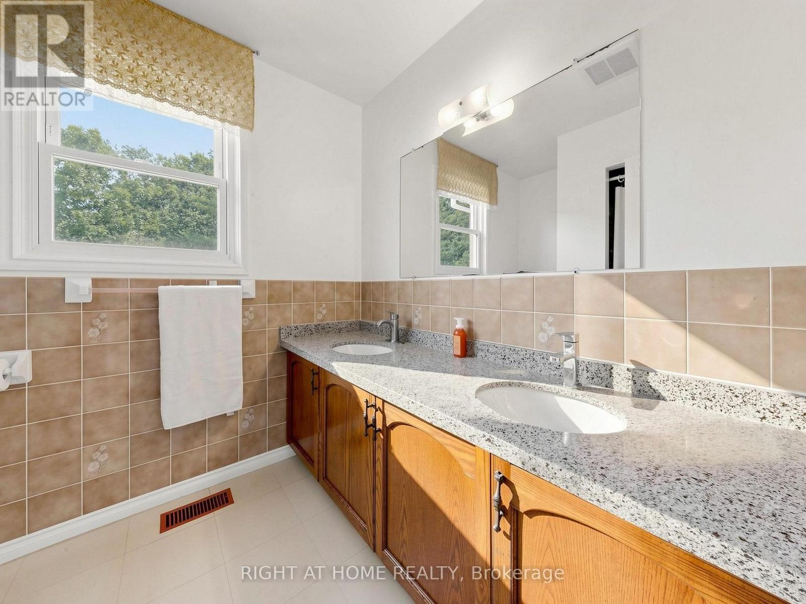 138 Strawberry Drive, Hamilton, ON - Indoor Photo Showing Bathroom