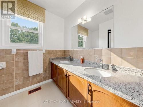 138 Strawberry Drive, Hamilton, ON - Indoor Photo Showing Bathroom
