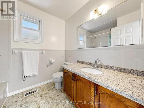 138 Strawberry Drive, Hamilton, ON - Indoor Photo Showing Bathroom