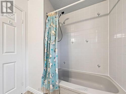138 Strawberry Drive, Hamilton, ON - Indoor Photo Showing Bathroom