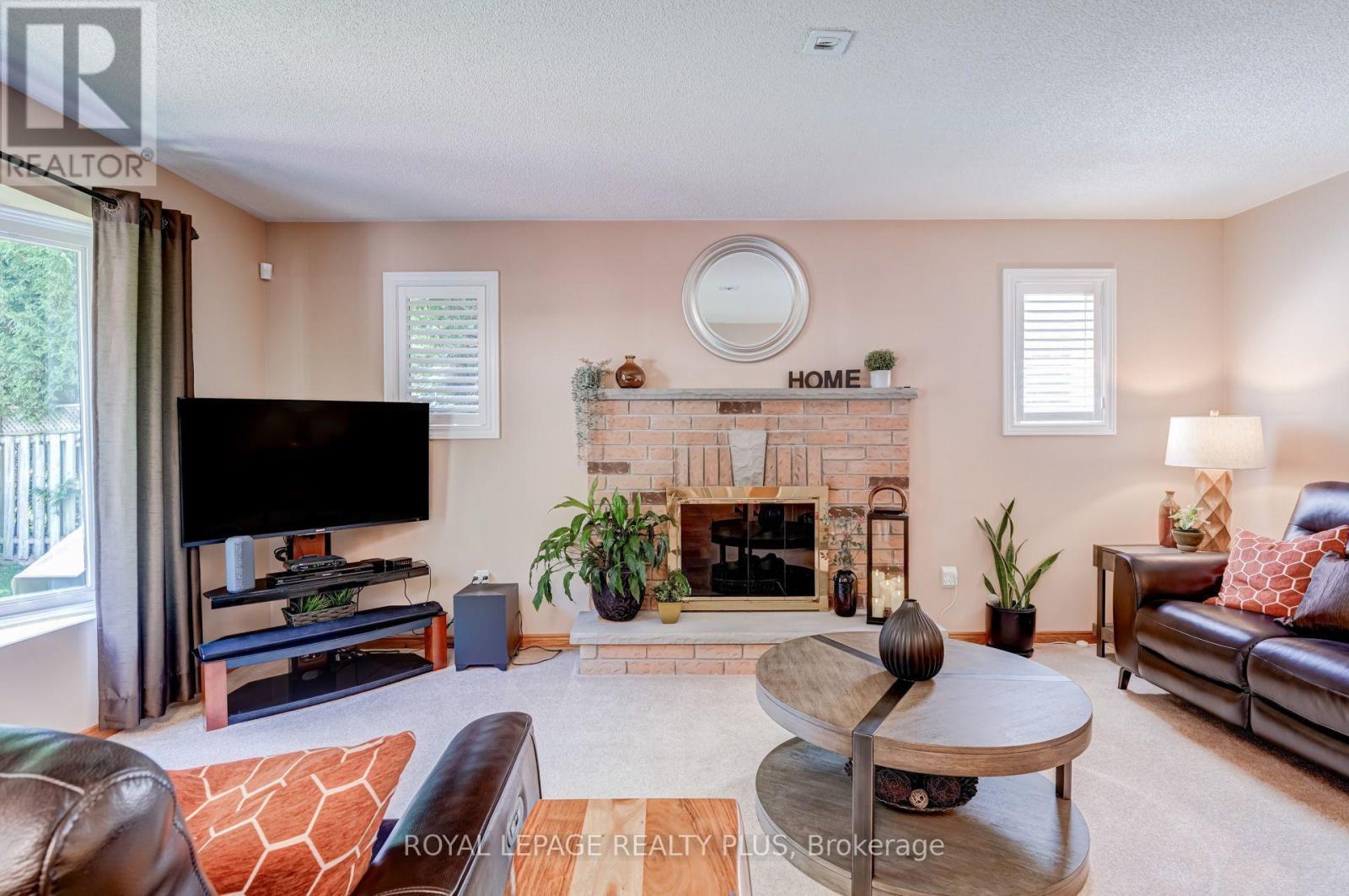 1459 Ravensmoor Crescent, Mississauga, ON - Indoor Photo Showing Living Room With Fireplace