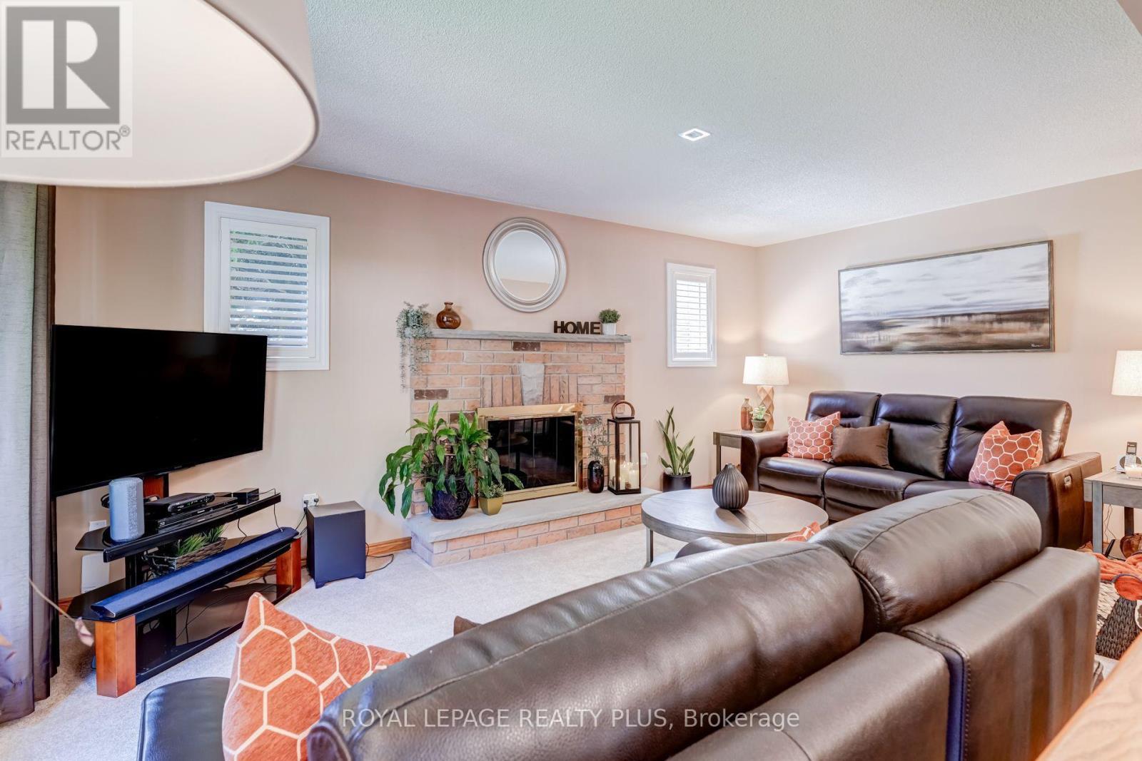1459 Ravensmoor Crescent, Mississauga, ON - Indoor Photo Showing Living Room With Fireplace