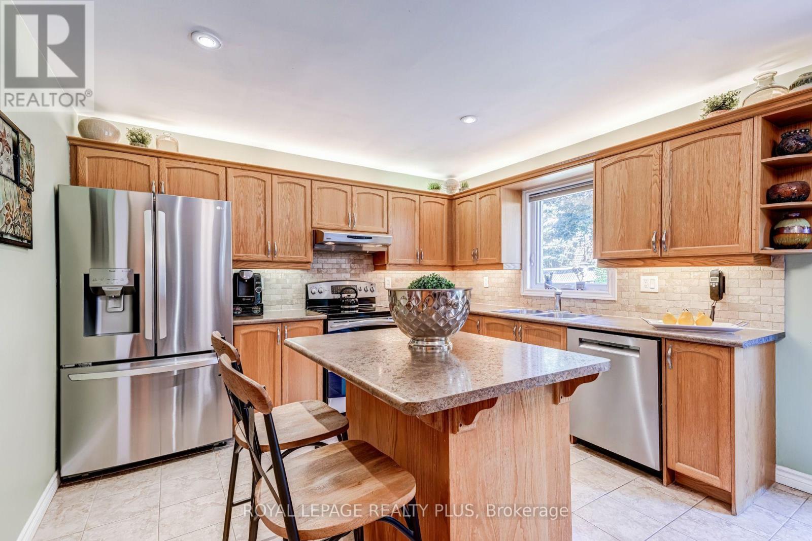1459 Ravensmoor Crescent, Mississauga, ON - Indoor Photo Showing Kitchen With Double Sink