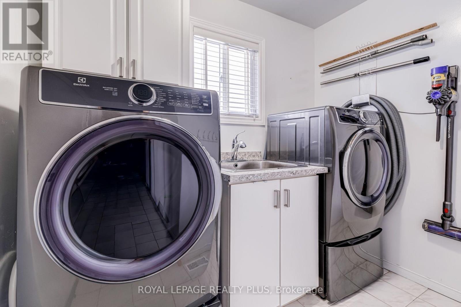 1459 Ravensmoor Crescent, Mississauga, ON - Indoor Photo Showing Laundry Room