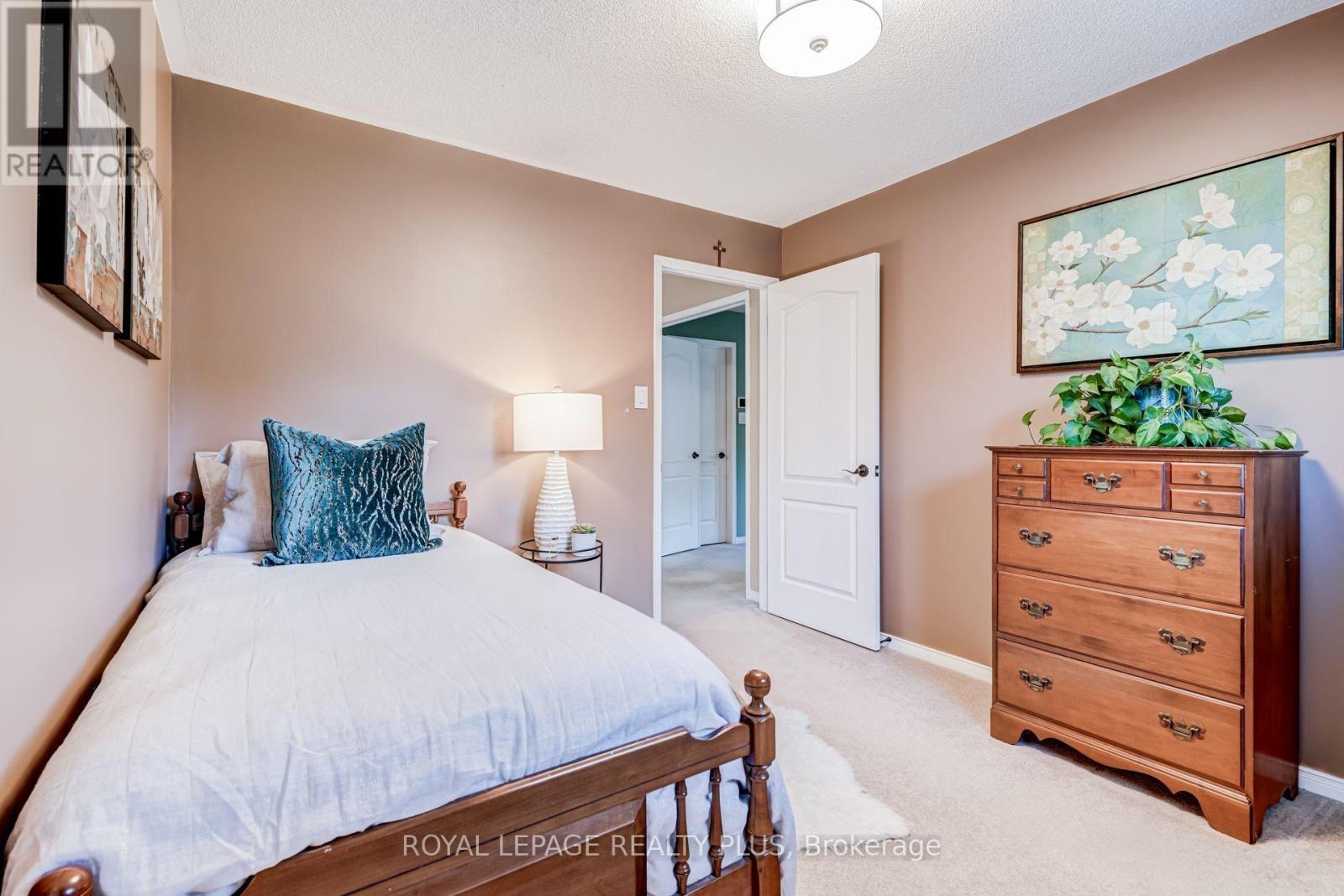 1459 Ravensmoor Crescent, Mississauga, ON - Indoor Photo Showing Bedroom
