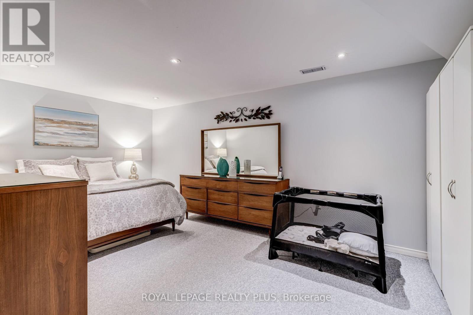 1459 Ravensmoor Crescent, Mississauga, ON - Indoor Photo Showing Bedroom