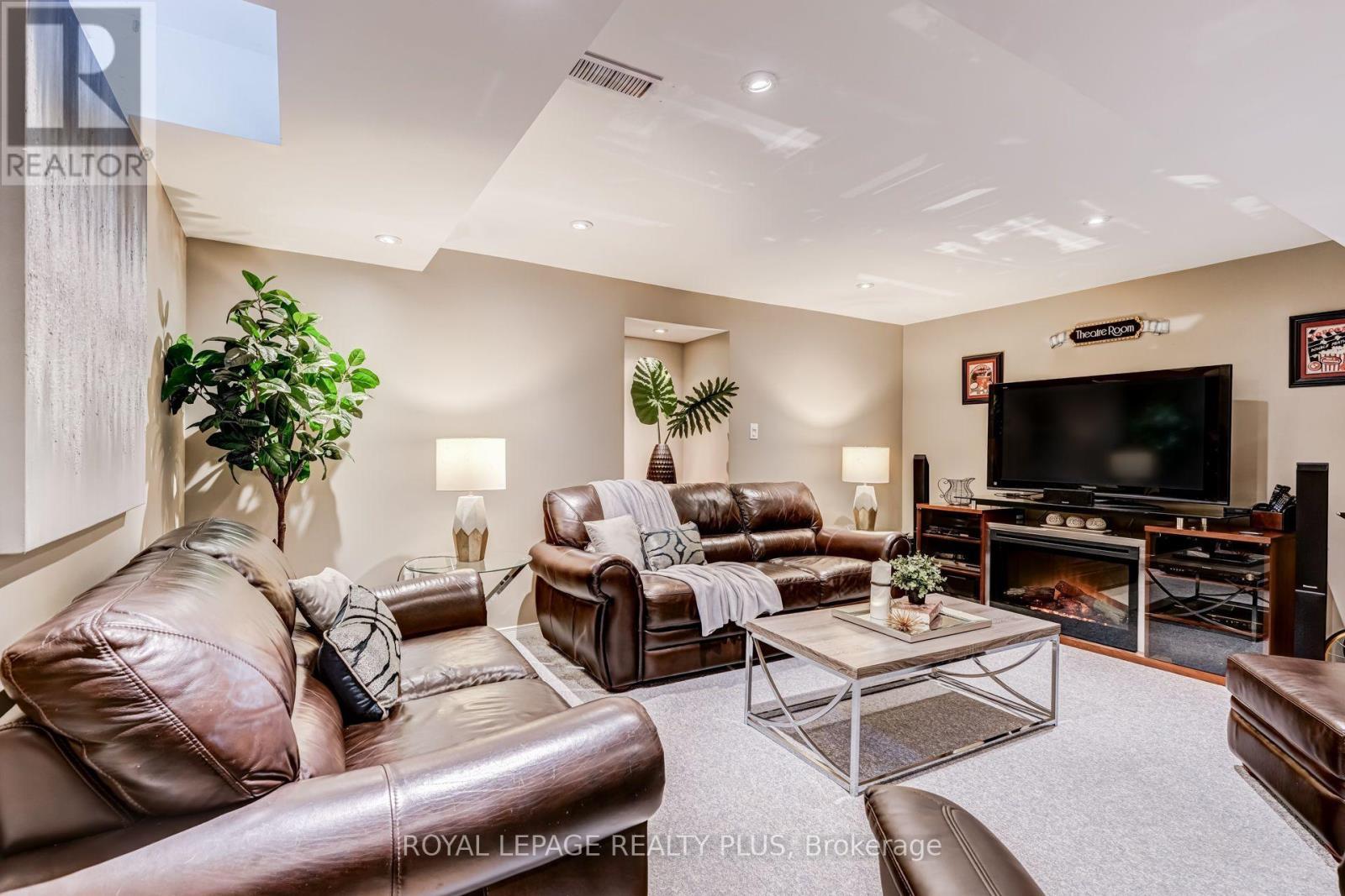 1459 Ravensmoor Crescent, Mississauga, ON - Indoor Photo Showing Living Room