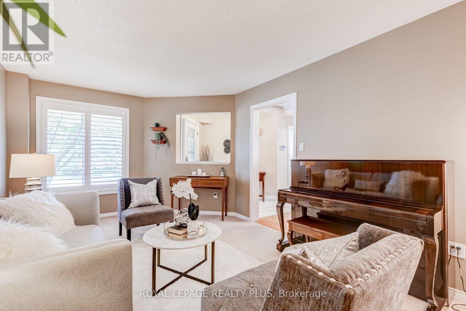 1459 Ravensmoor Crescent, Mississauga, ON - Indoor Photo Showing Living Room