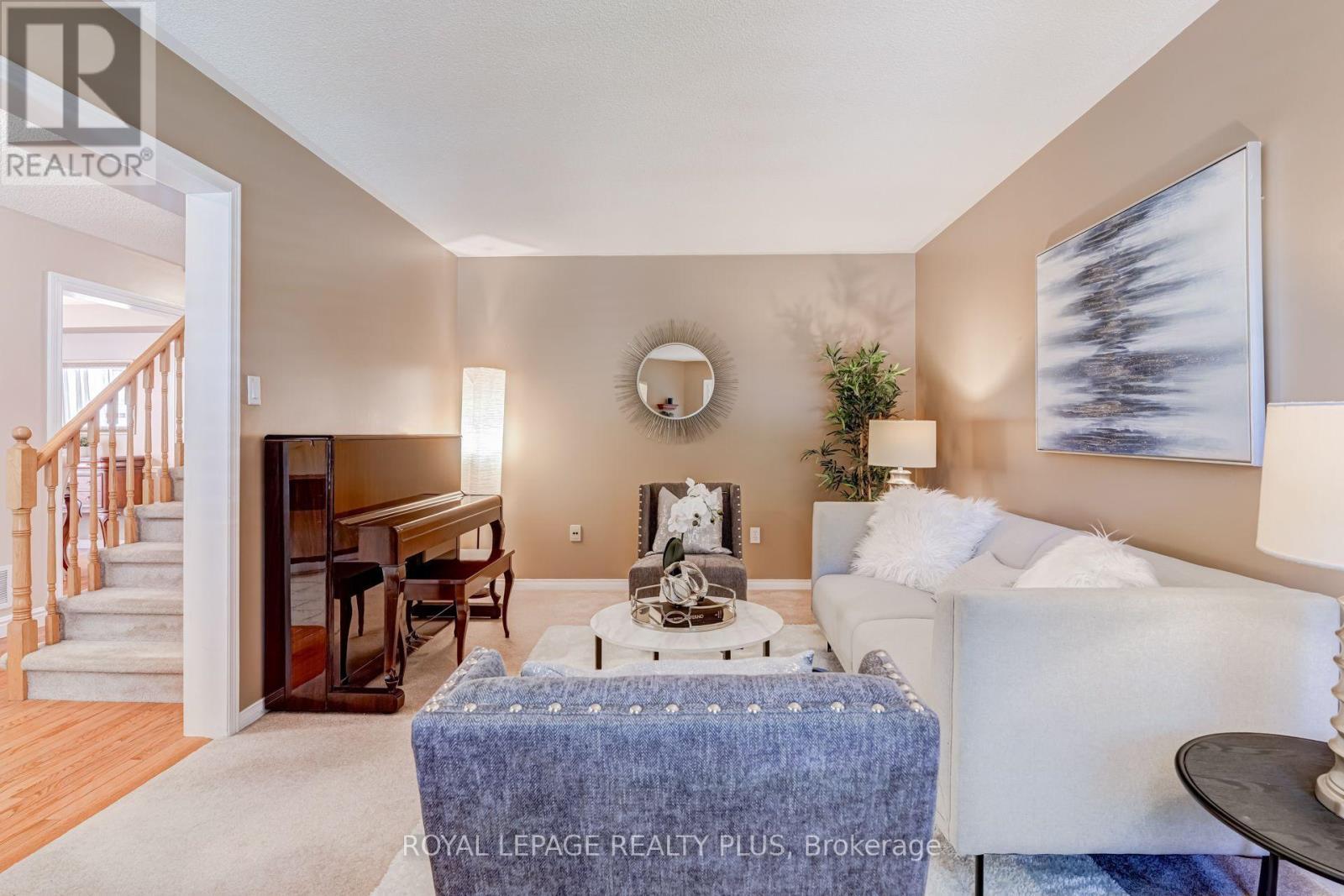 1459 Ravensmoor Crescent, Mississauga, ON - Indoor Photo Showing Living Room