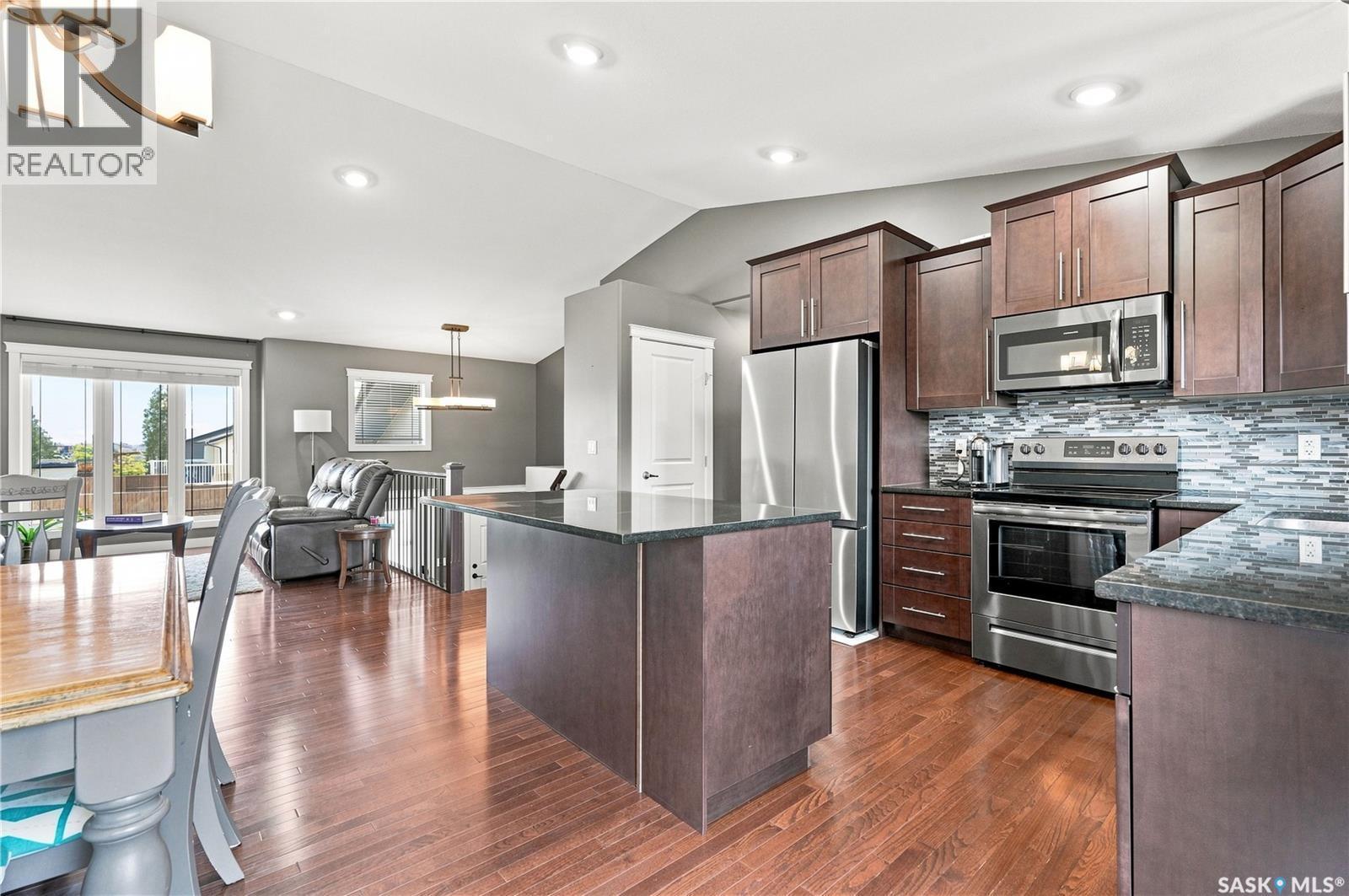 635 Redwood Crescent, Warman, SK - Indoor Photo Showing Kitchen With Upgraded Kitchen