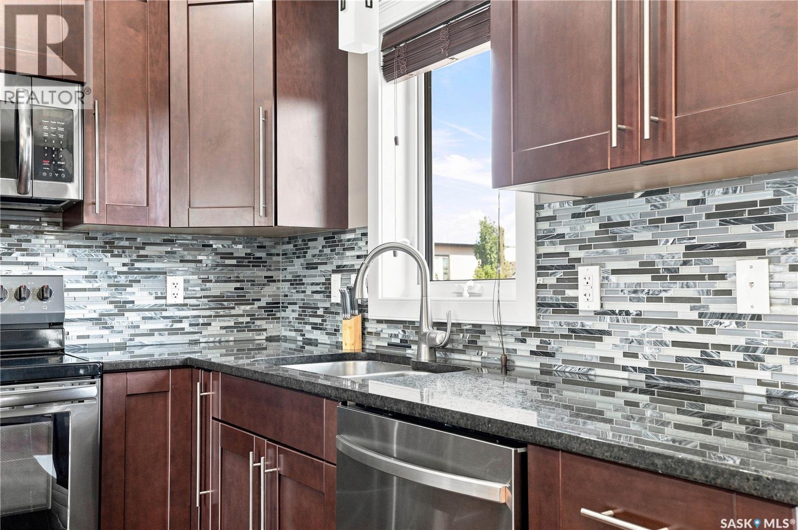 635 Redwood Crescent, Warman, SK - Indoor Photo Showing Kitchen With Double Sink With Upgraded Kitchen
