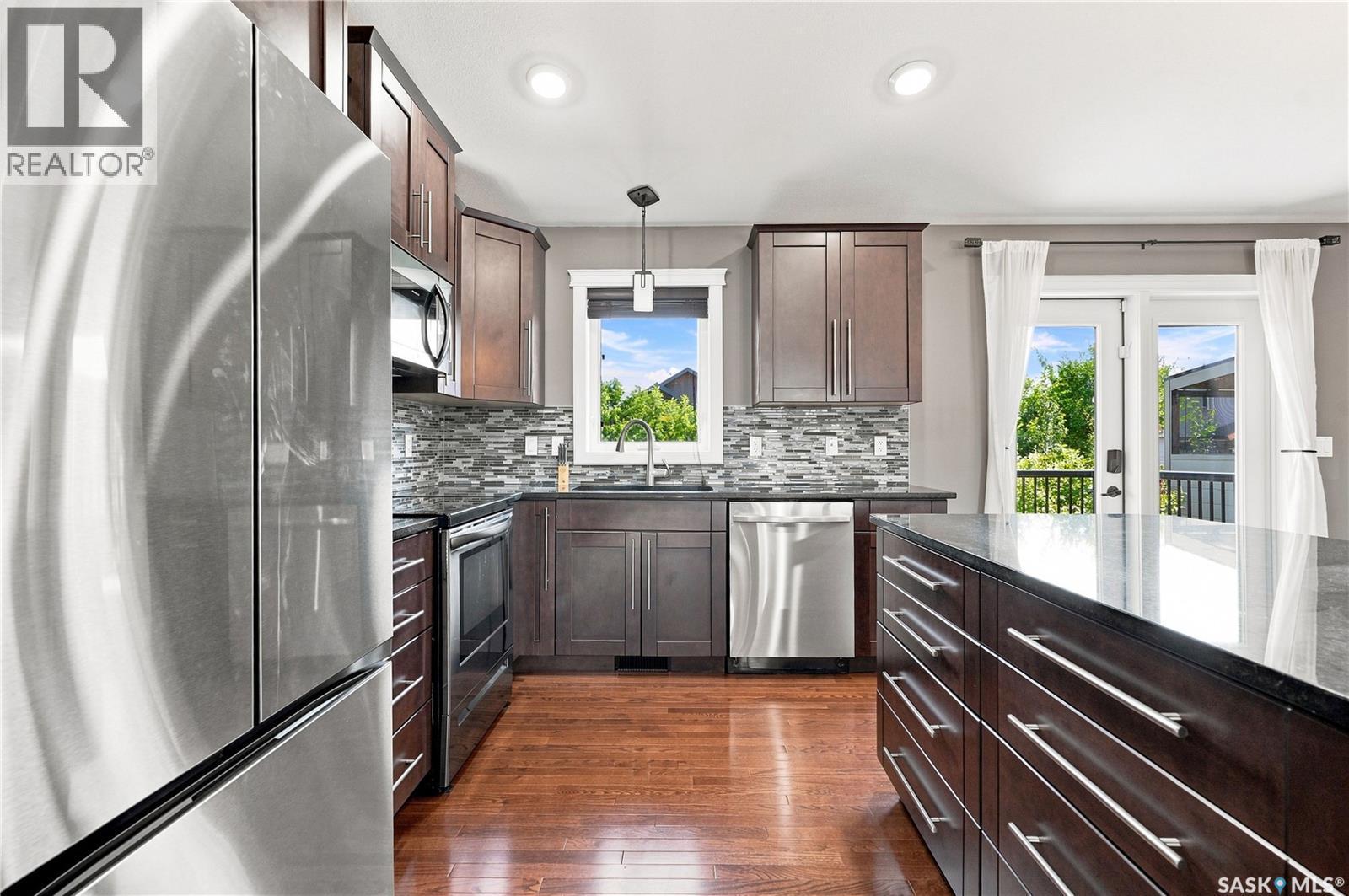 635 Redwood Crescent, Warman, SK - Indoor Photo Showing Kitchen With Upgraded Kitchen