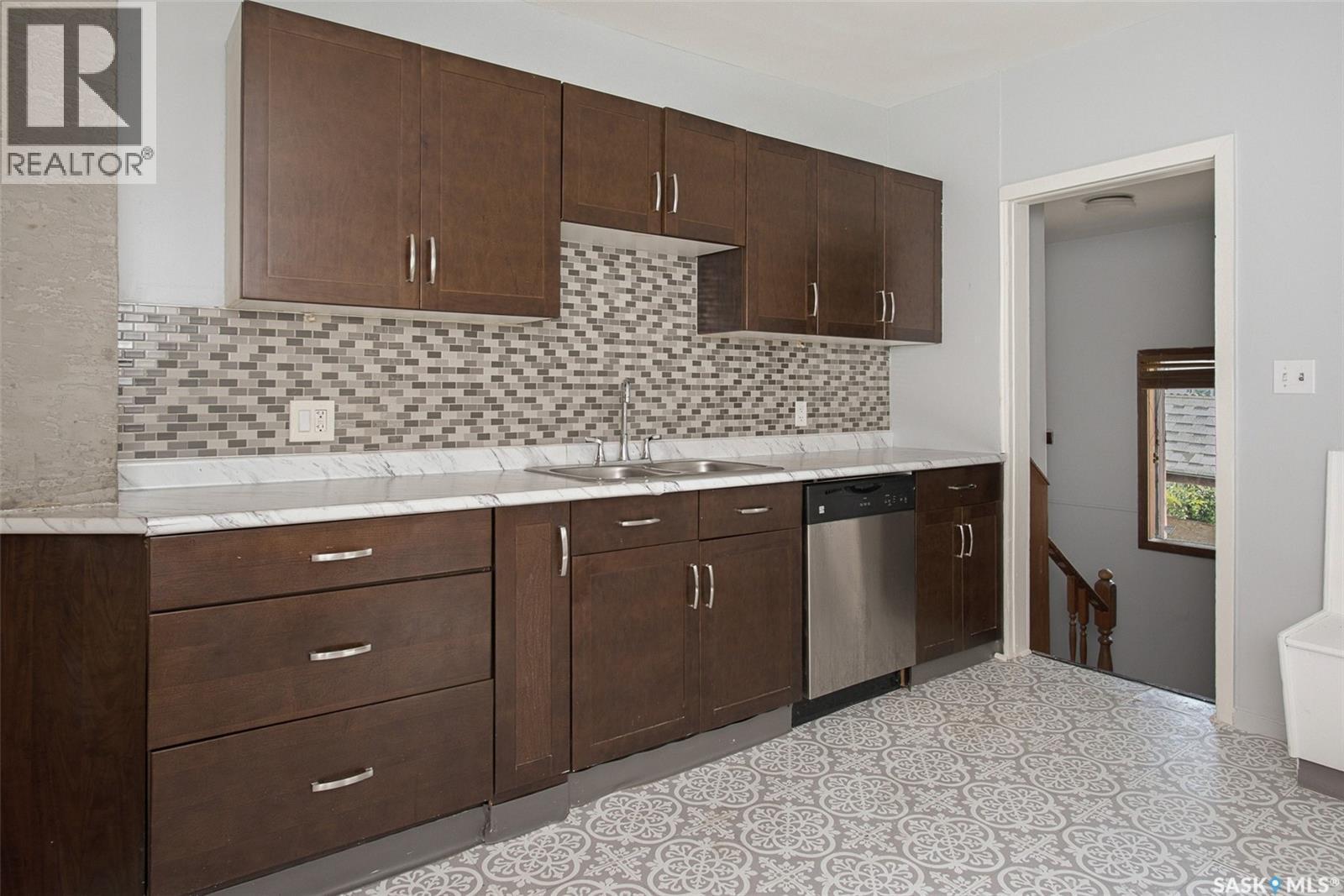 1735 Quebec Street, Regina, SK - Indoor Photo Showing Kitchen With Double Sink