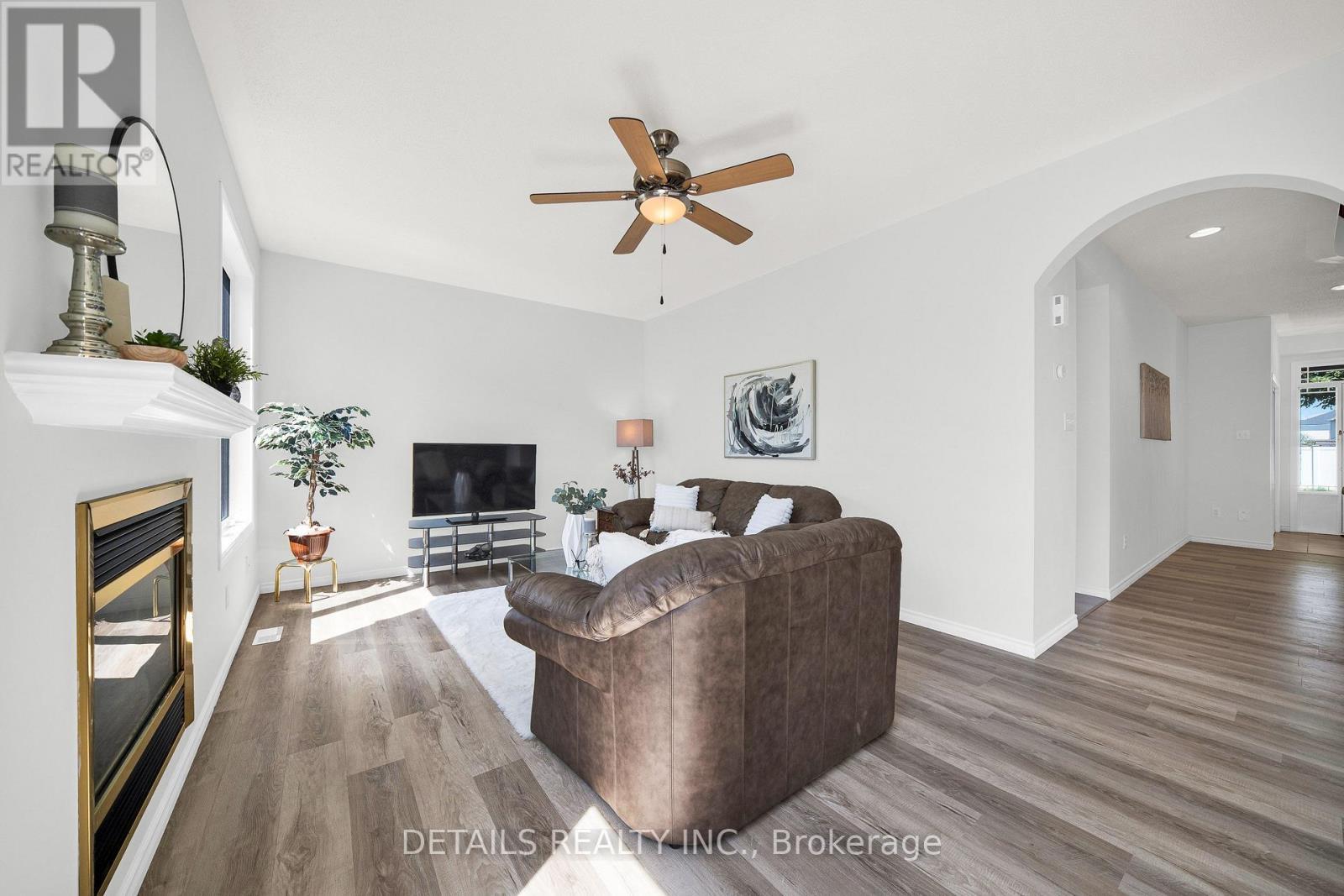 757 Schubert Circle, Ottawa, ON - Indoor Photo Showing Living Room With Fireplace