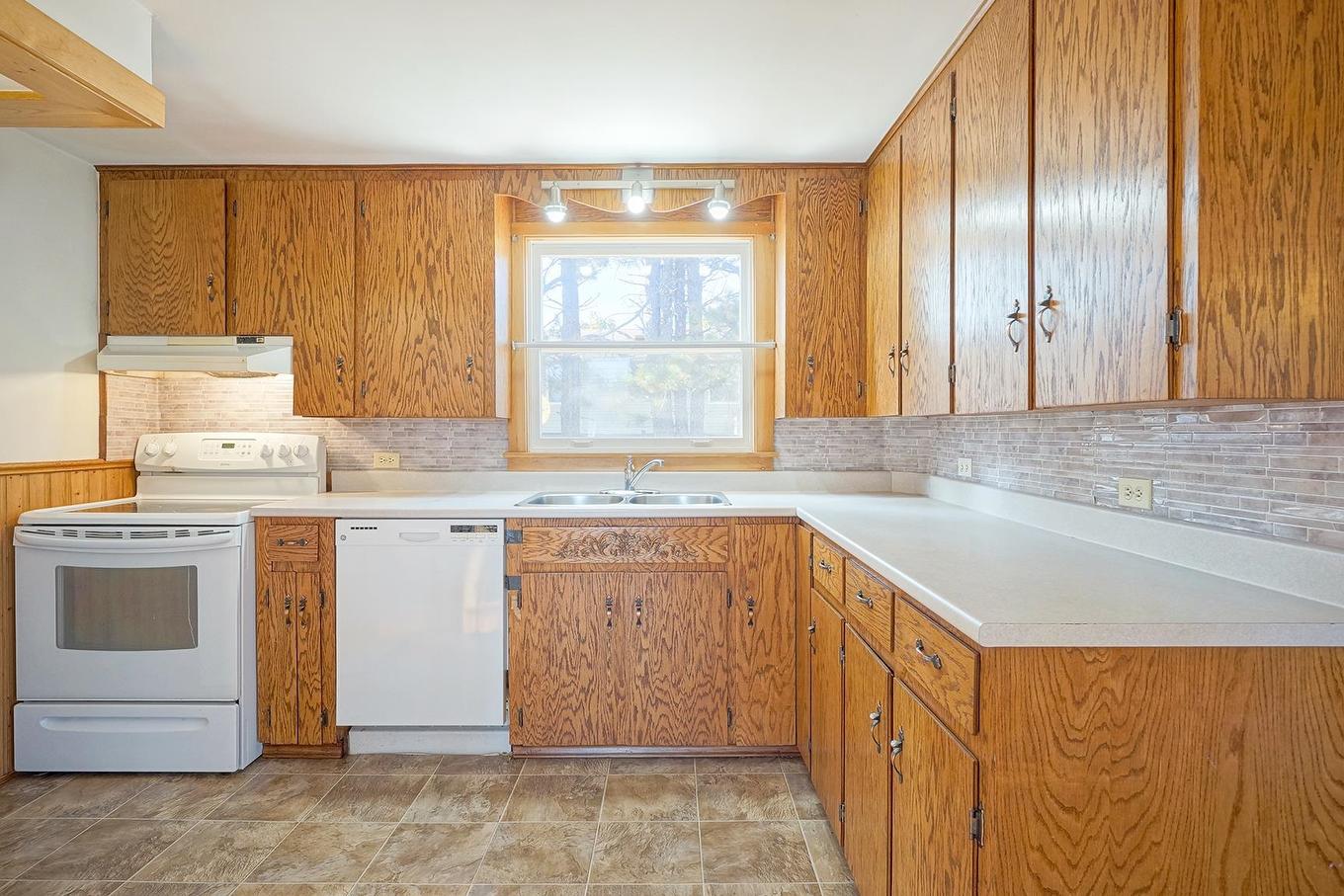 487 South Drive, Summerside, PE - Indoor Photo Showing Kitchen With Double Sink