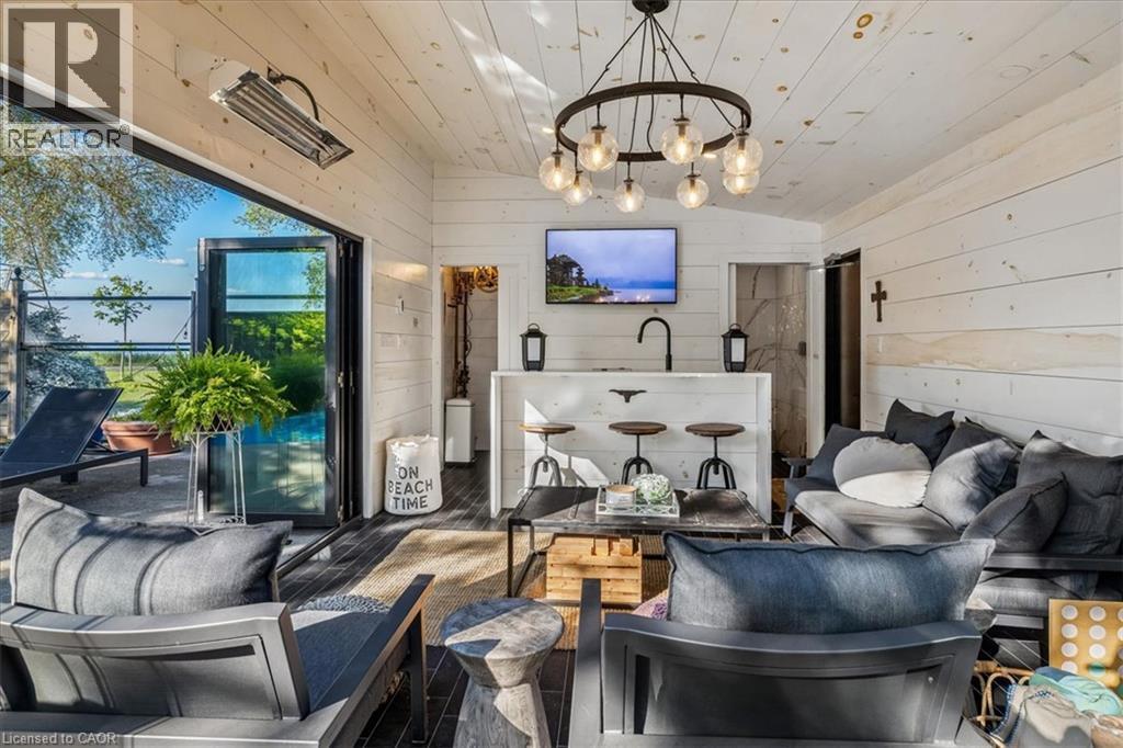 Beach house with 3 piece bath. - 573 Beach Boulevard, Hamilton, ON - Indoor