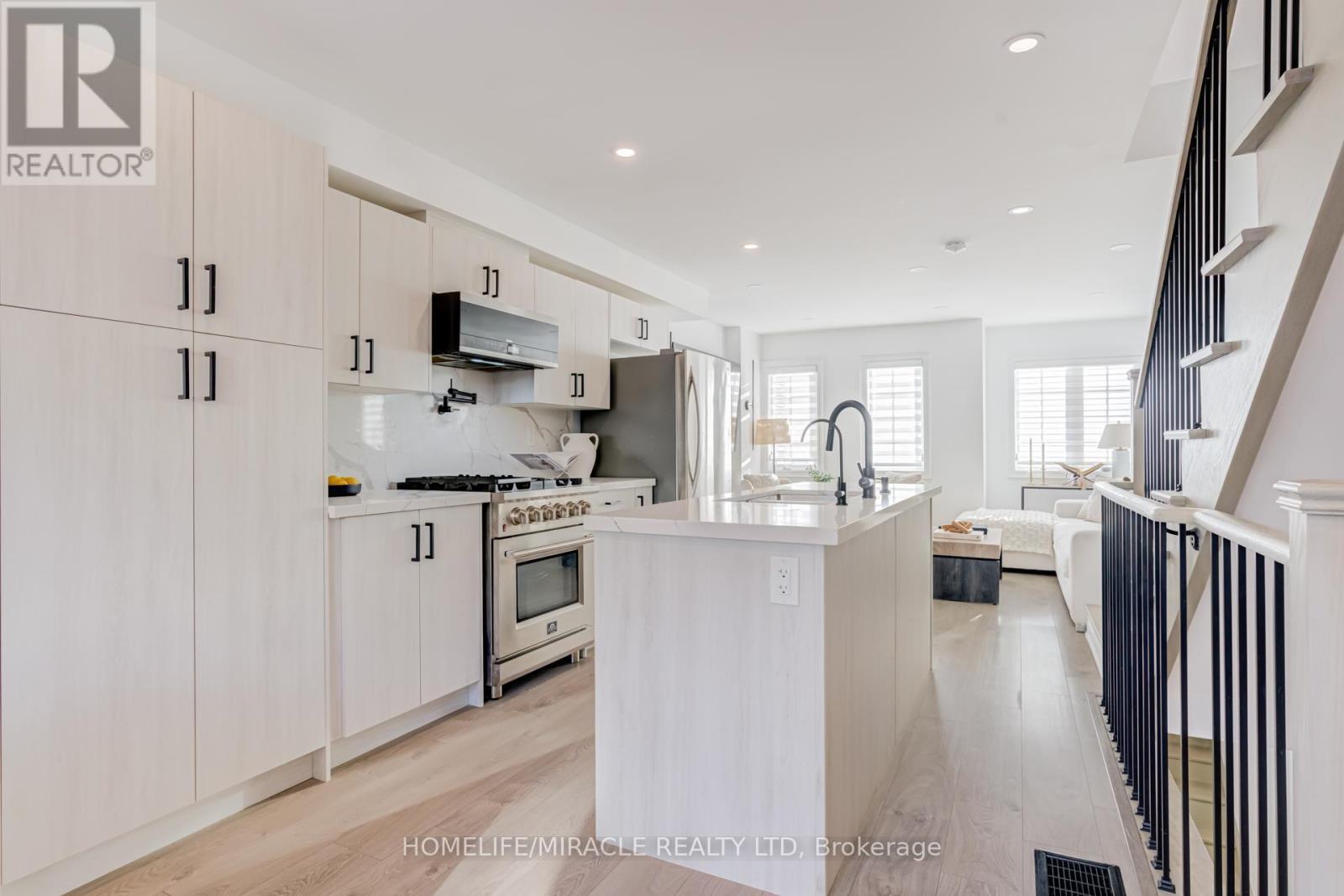 6 Pumpkin Corner Crescent, Barrie, ON - Indoor Photo Showing Kitchen With Upgraded Kitchen
