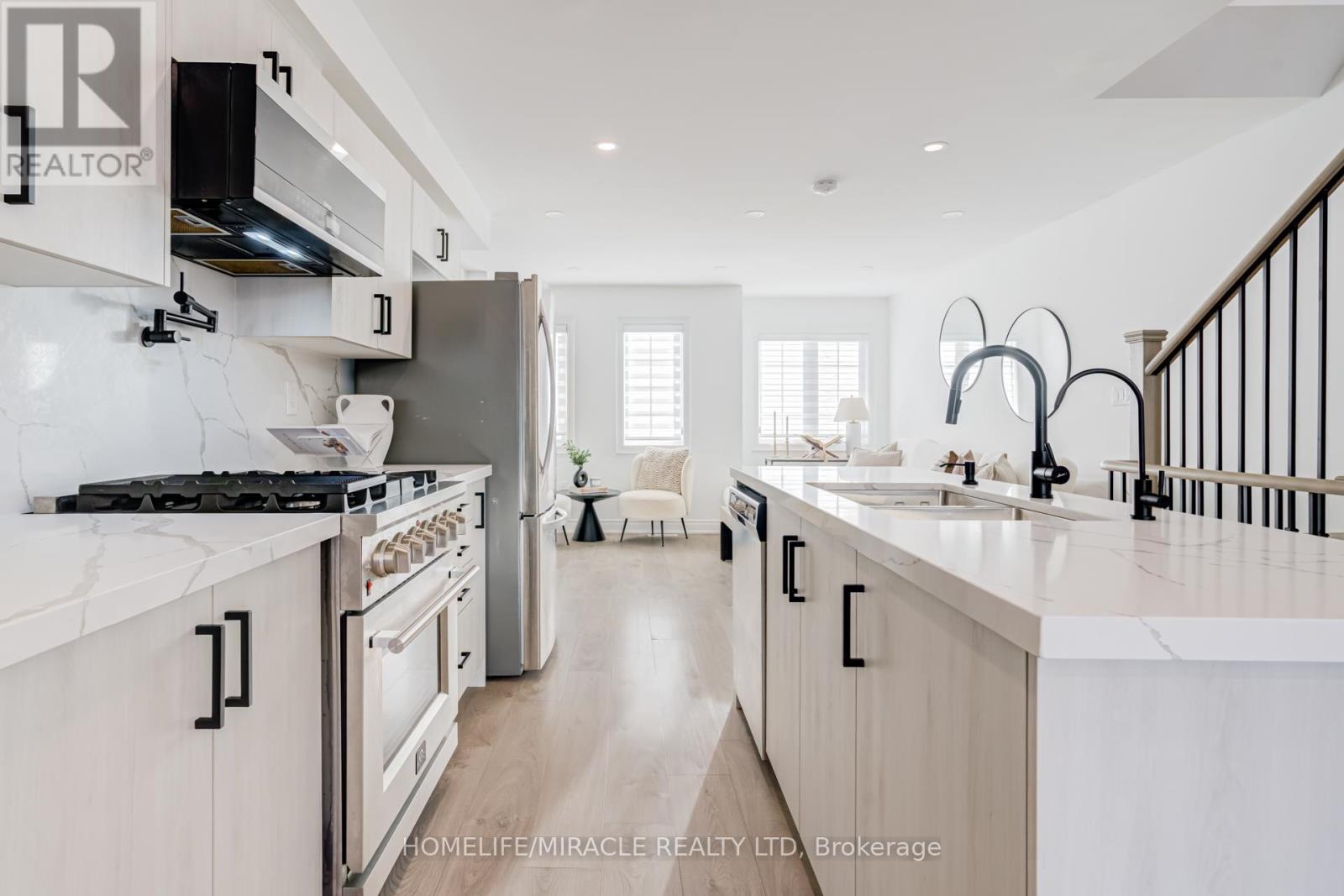 6 Pumpkin Corner Crescent, Barrie, ON - Indoor Photo Showing Kitchen With Upgraded Kitchen