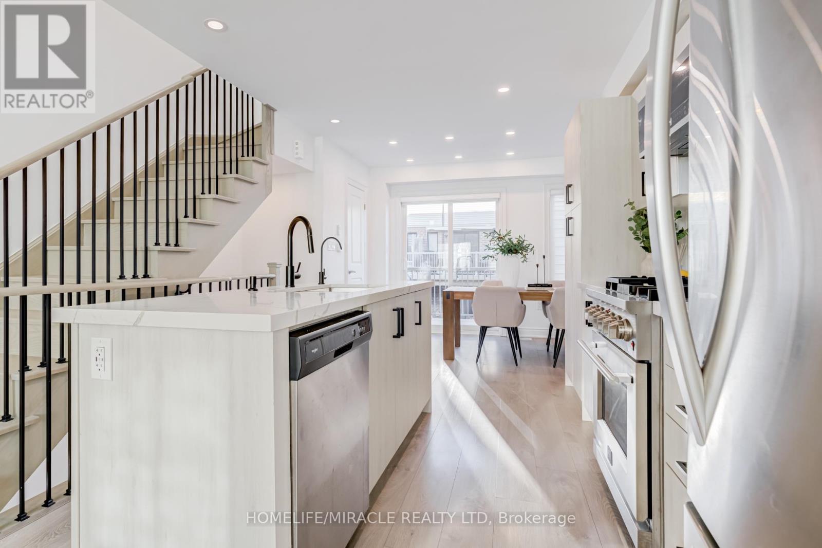 6 Pumpkin Corner Crescent, Barrie, ON - Indoor Photo Showing Kitchen With Upgraded Kitchen
