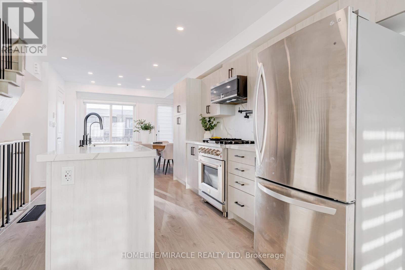 6 Pumpkin Corner Crescent, Barrie, ON - Indoor Photo Showing Kitchen With Upgraded Kitchen