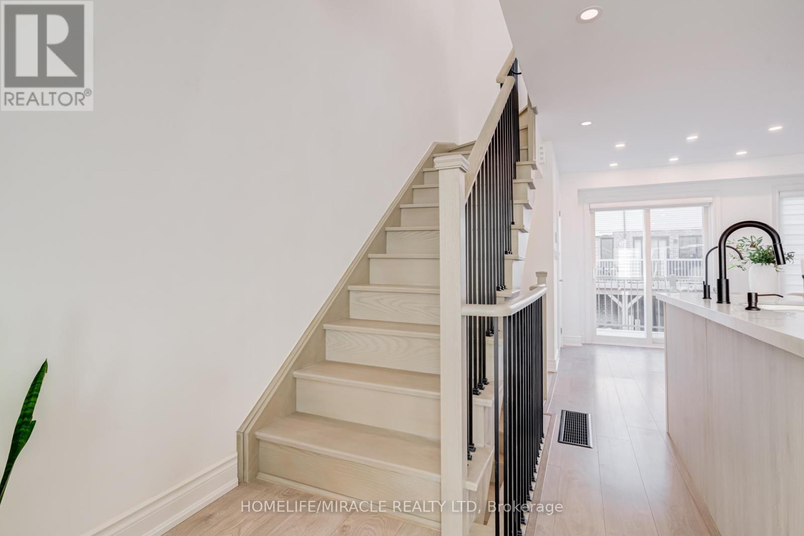 6 Pumpkin Corner Crescent, Barrie, ON - Indoor Photo Showing Other Room