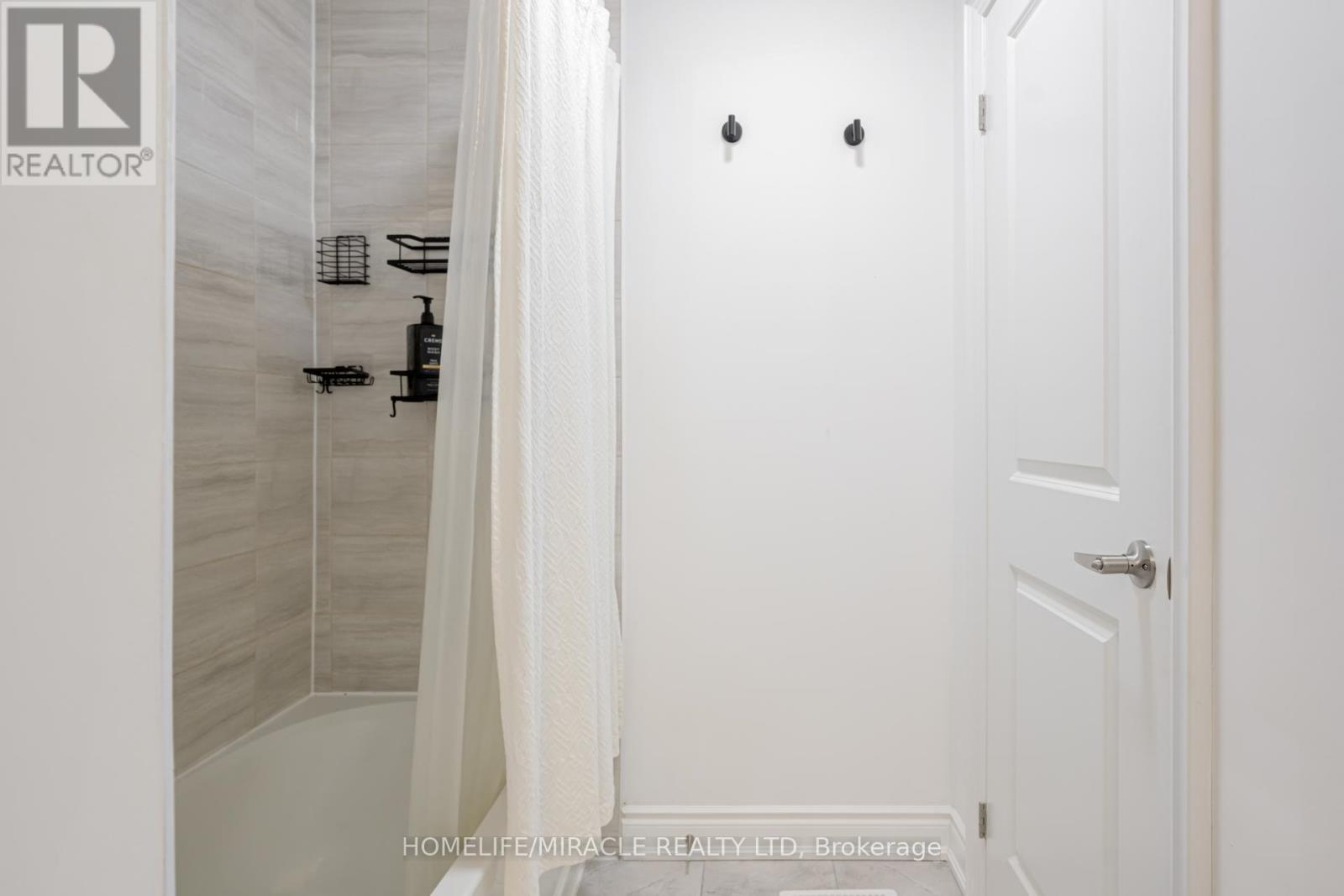 6 Pumpkin Corner Crescent, Barrie, ON - Indoor Photo Showing Bathroom