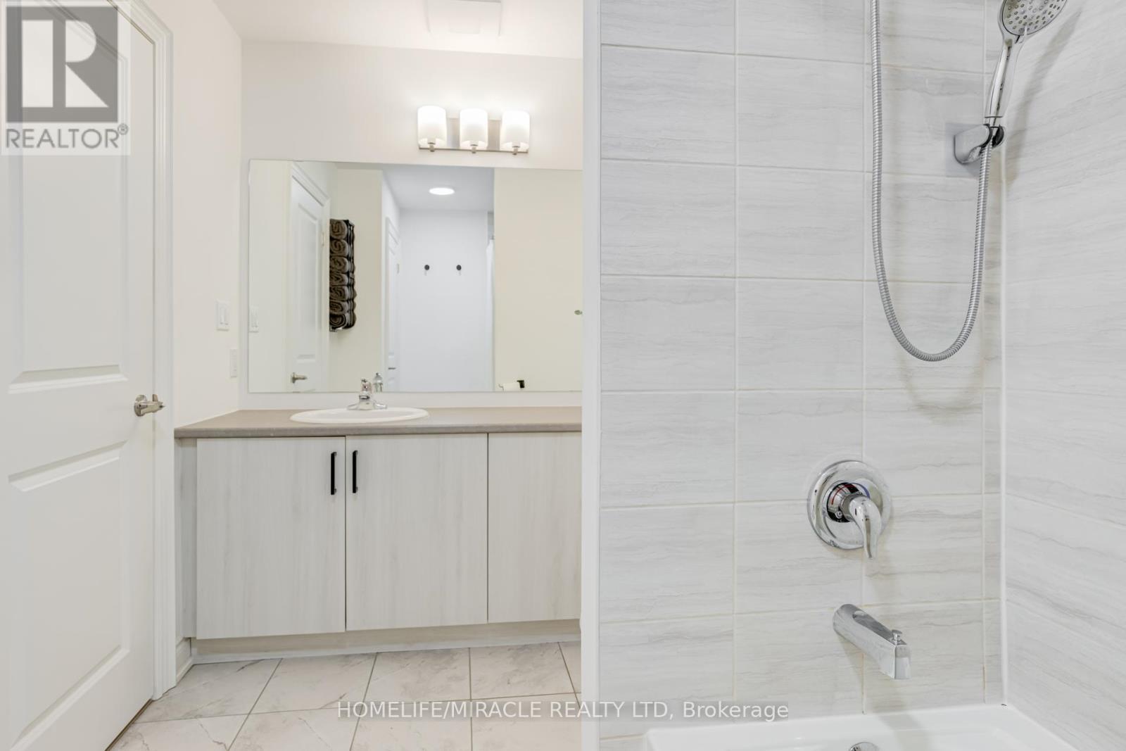 6 Pumpkin Corner Crescent, Barrie, ON - Indoor Photo Showing Bathroom