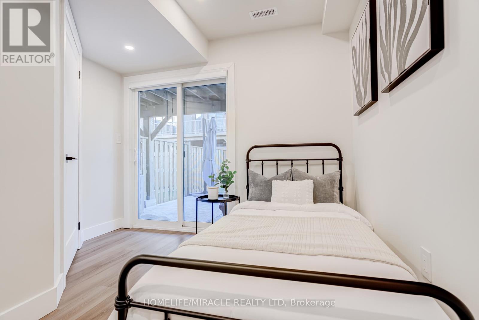 6 Pumpkin Corner Crescent, Barrie, ON - Indoor Photo Showing Bedroom