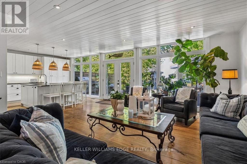 573 Beach Boulevard, Hamilton, ON - Indoor Photo Showing Living Room