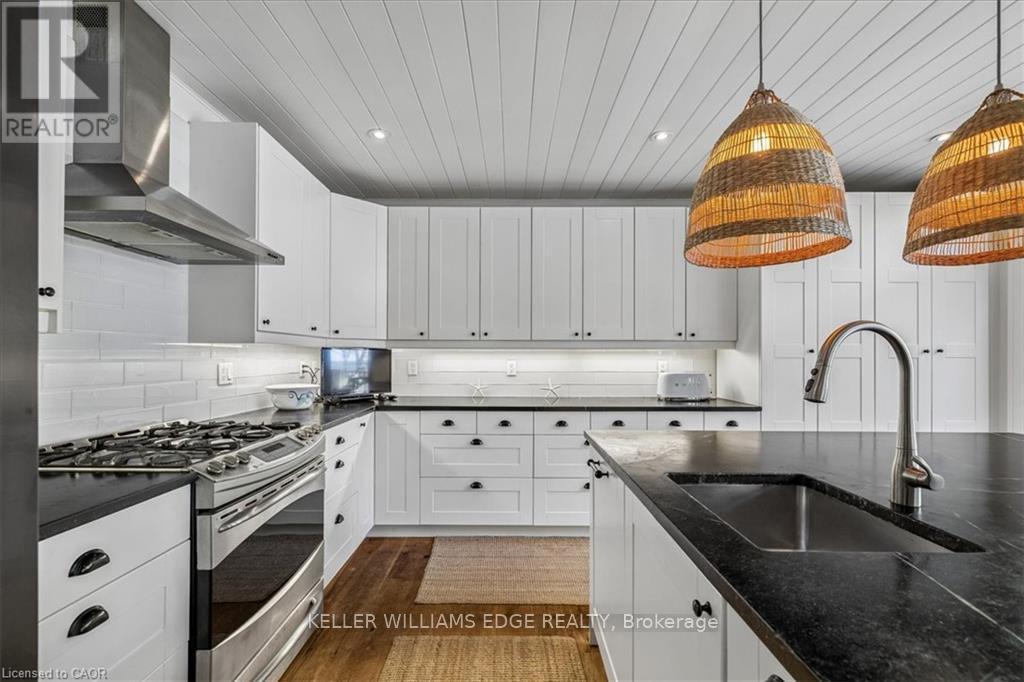 573 Beach Boulevard, Hamilton, ON - Indoor Photo Showing Kitchen With Upgraded Kitchen