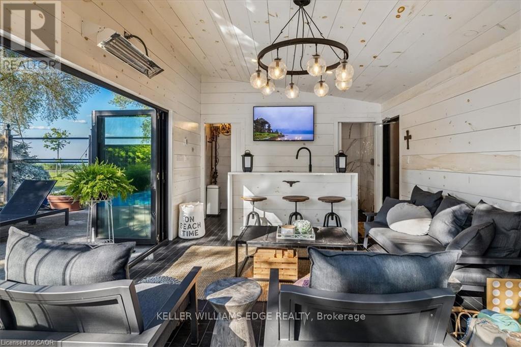 573 Beach Boulevard, Hamilton, ON - Indoor