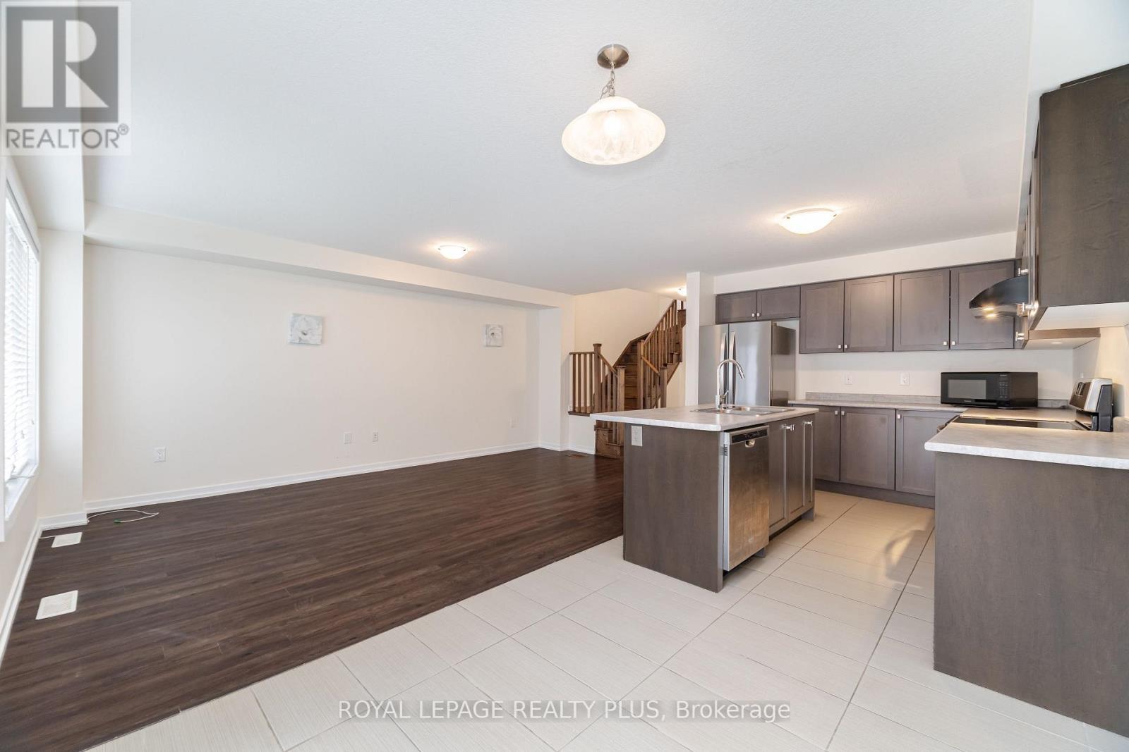 12 Pagebrook Crescent, Hamilton, ON - Indoor Photo Showing Kitchen