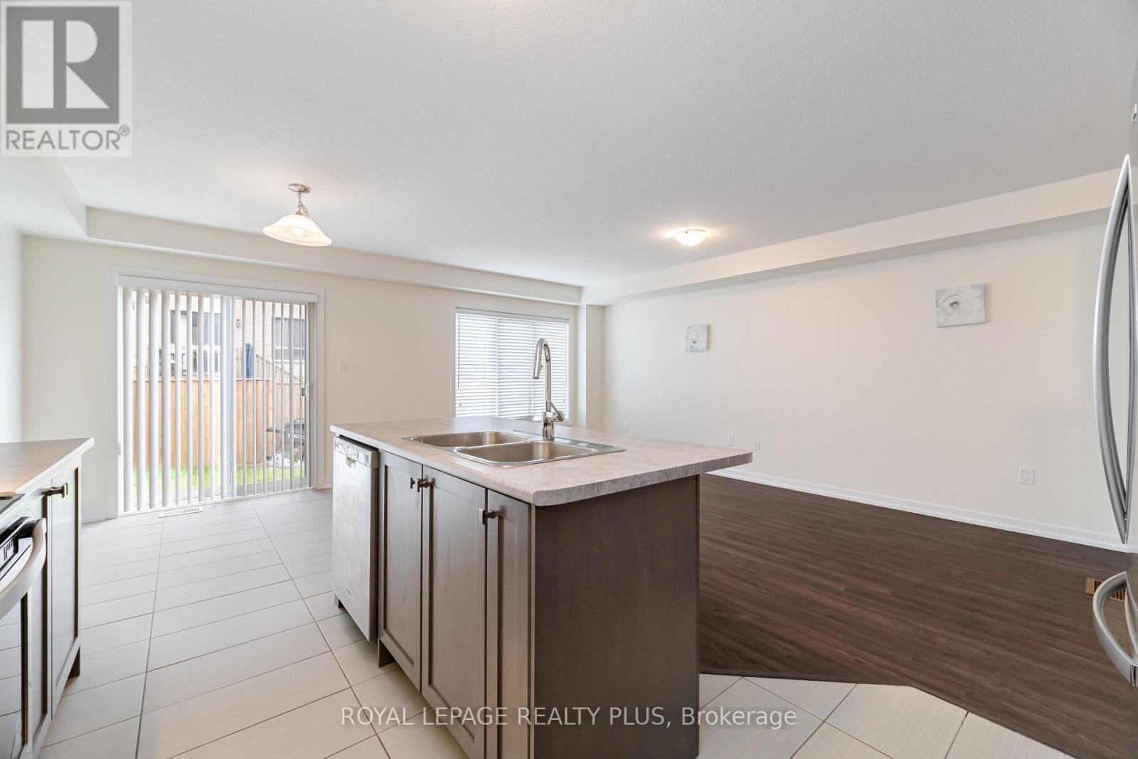 12 Pagebrook Crescent, Hamilton, ON - Indoor Photo Showing Kitchen With Double Sink