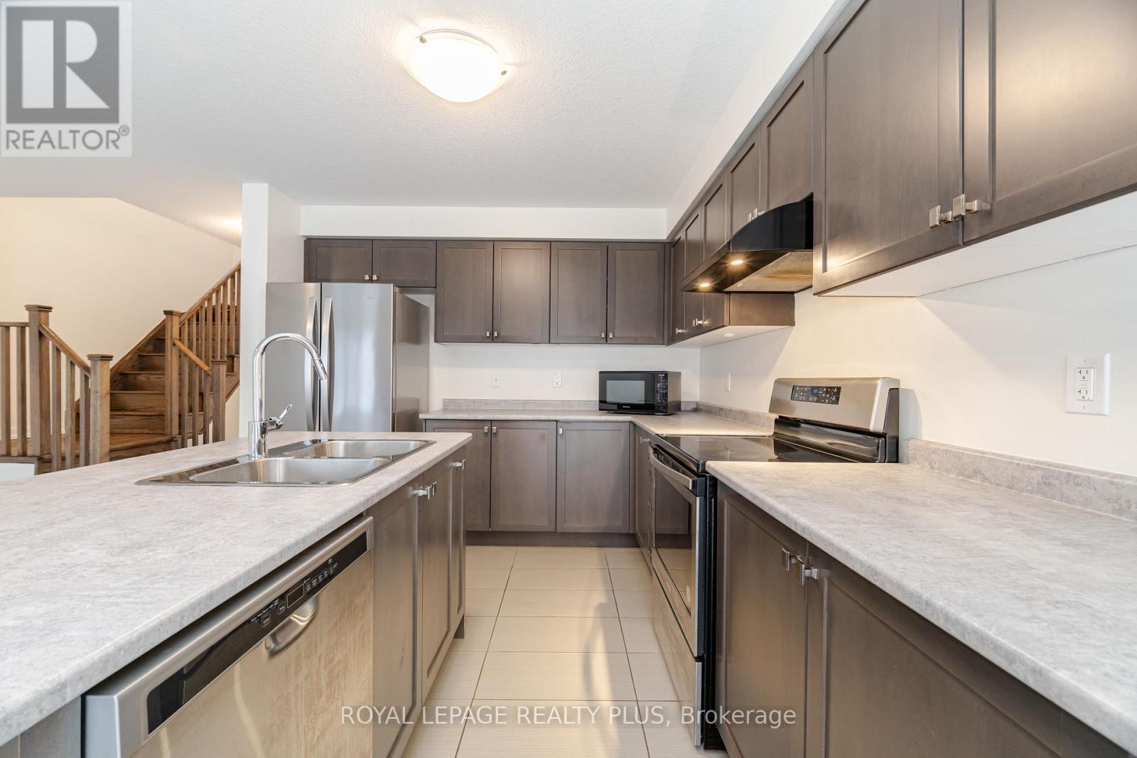 12 Pagebrook Crescent, Hamilton, ON - Indoor Photo Showing Kitchen With Double Sink