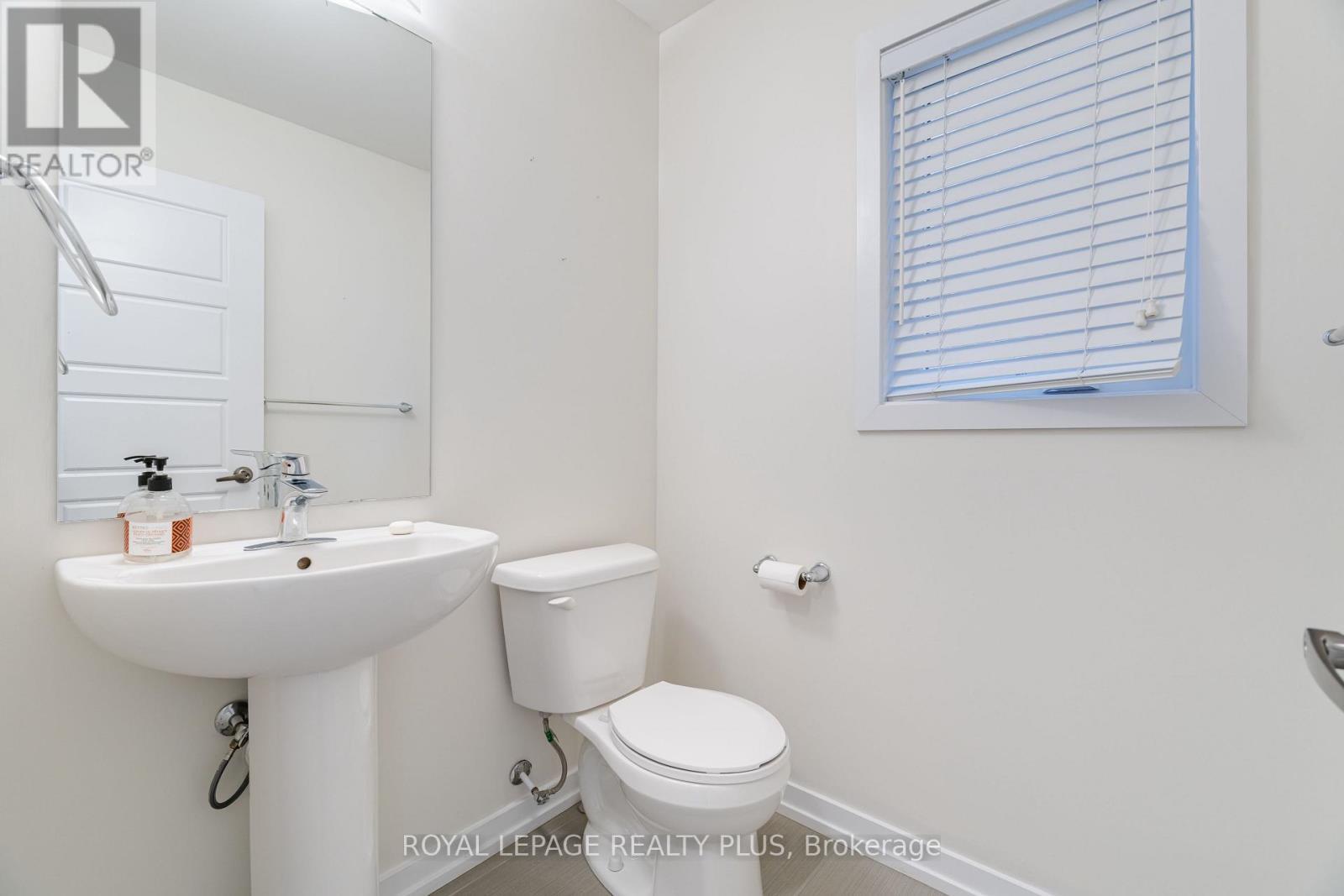 12 Pagebrook Crescent, Hamilton, ON - Indoor Photo Showing Bathroom