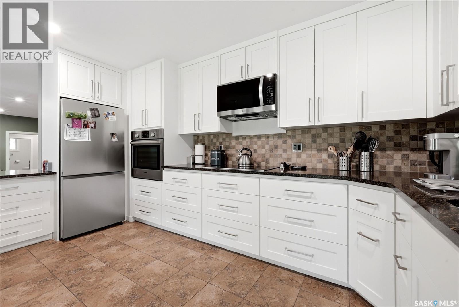 29 Ridgedale Bay, White City, SK - Indoor Photo Showing Kitchen With Upgraded Kitchen