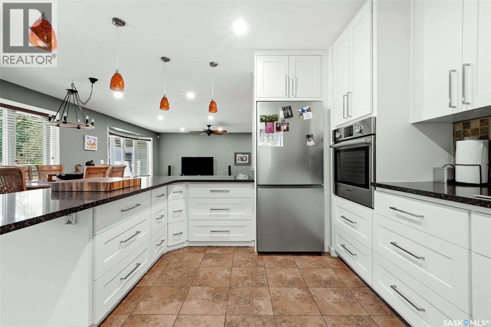 29 Ridgedale Bay, White City, SK - Indoor Photo Showing Kitchen With Upgraded Kitchen